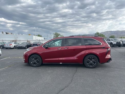 Used 2024 Toyota Sienna XSE w/ XSE Premium Package image 8