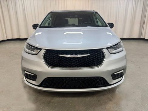 Used 2024 Chrysler Pacifica Limited image 10