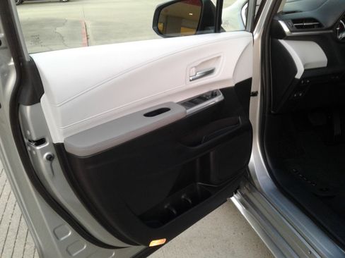 Used 2025 Toyota Sienna XLE image 17