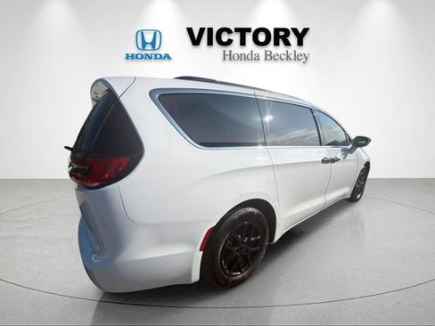 Used 2022 Chrysler Pacifica Touring-L FWD image 5