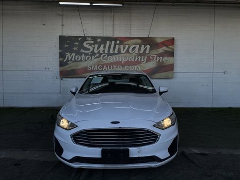 Used 2019 Ford Fusion SE image 2