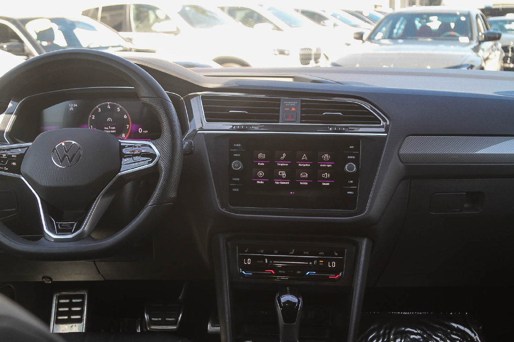 Used 2024 Volkswagen Tiguan SE R-Line FWD image 9
