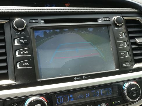 Used 2015 Toyota Highlander XLE AWD/4WD image 3