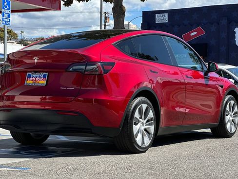 Used 2024 Tesla Model Y Long Range AWD/4WD image 3