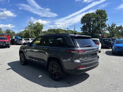 Used 2024 Jeep Grand Cherokee Altitude AWD/4WD image 5