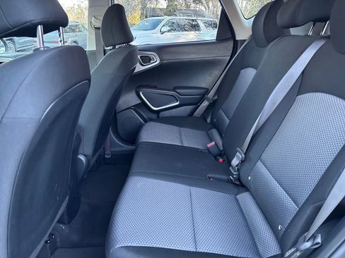 Used 2025 Kia Soul LX w/ LX Technology Package FWD image 12