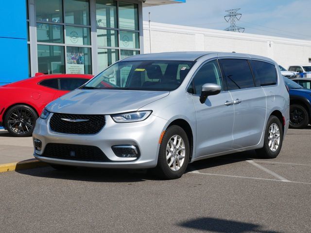 Used 2023 Chrysler Pacifica Touring-L FWD image 2
