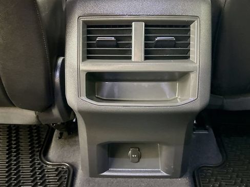 Used 2022 Volkswagen Atlas Cross Sport SE FWD image 22