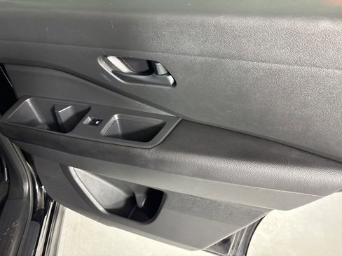 Used 2025 Nissan Pathfinder SV FWD image 17