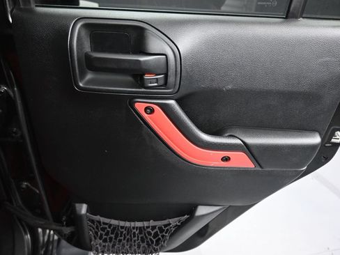 Used 2017 Jeep Wrangler Unlimited Sahara w/ Connectivity Group AWD/4WD image 27