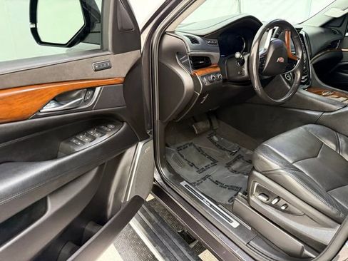 Used 2018 Cadillac Escalade Premium Luxury image 32
