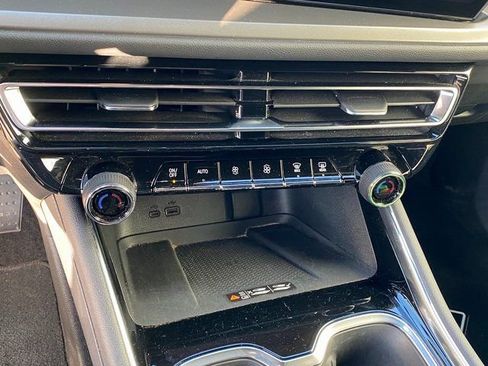 Used 2025 Chevrolet Traverse LT image 24