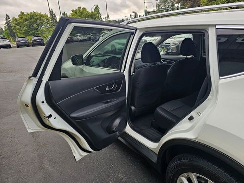 Used 2018 Nissan Rogue SV FWD image 14