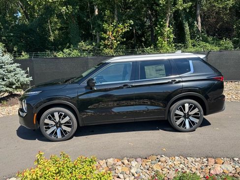 New 2025 Mitsubishi Outlander AWD image 2