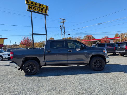 Used 2017 Toyota Tundra SR5 w/ SR5 Upgrade Package image 5