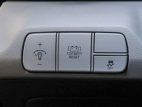 Used 2025 Hyundai Elantra Limited FWD image 31