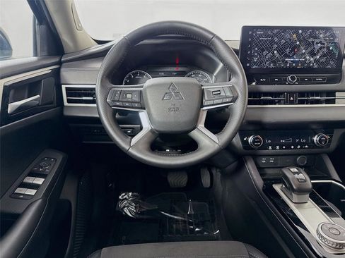 Used 2025 Mitsubishi Outlander SE image 3