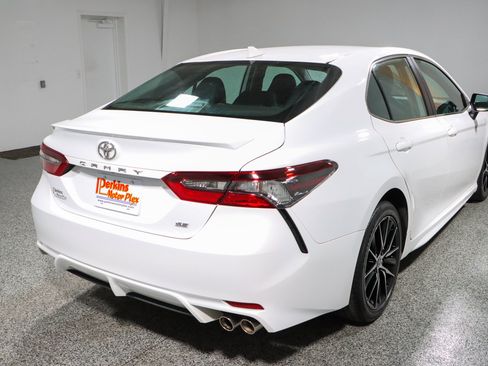 Used 2022 Toyota Camry SE FWD image 7