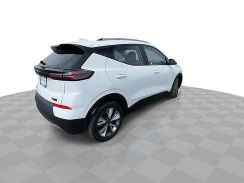 Certified 2022 Chevrolet Bolt EUV LT w/ Convenience Package image 8