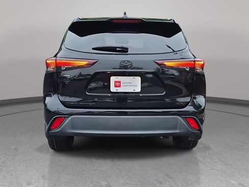 Used 2024 Toyota Highlander XLE FWD image 6