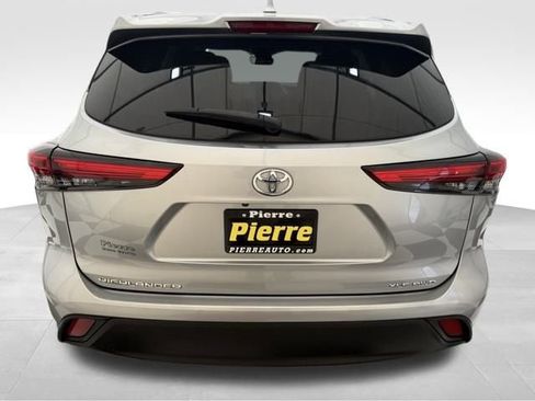 Used 2021 Toyota Highlander XLE image 3