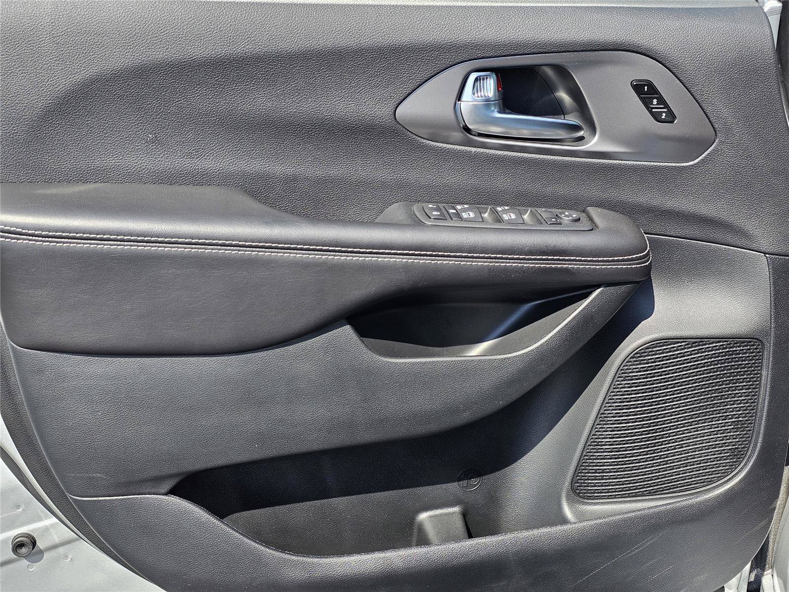 New 2026 Chrysler Pacifica Select w/ S Appearance Package FWD image 15