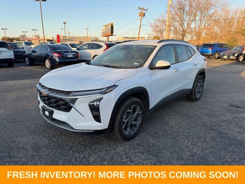 Used 2025 Chevrolet Trax LT image 3