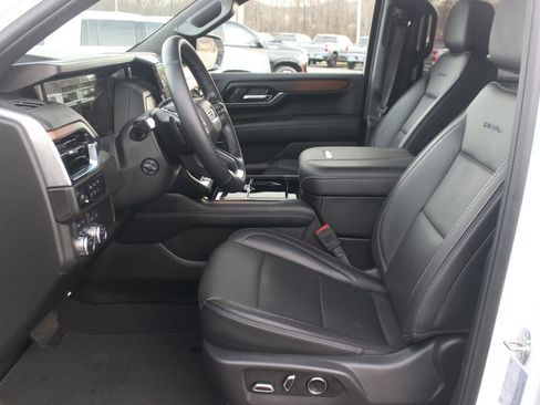 Used 2025 GMC Yukon XL Denali image 16