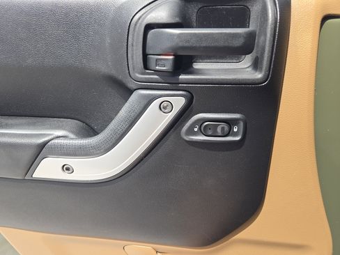 Used 2015 Jeep Wrangler Unlimited Sahara w/ Connectivity Group image 22