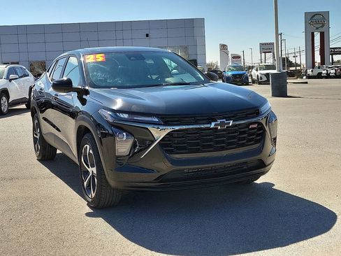 Used 2025 Chevrolet Trax RS w/ Sunroof Package image 2