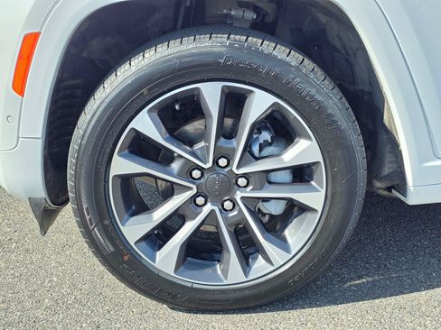 Used 2024 Jeep Grand Cherokee Overland AWD/4WD image 8