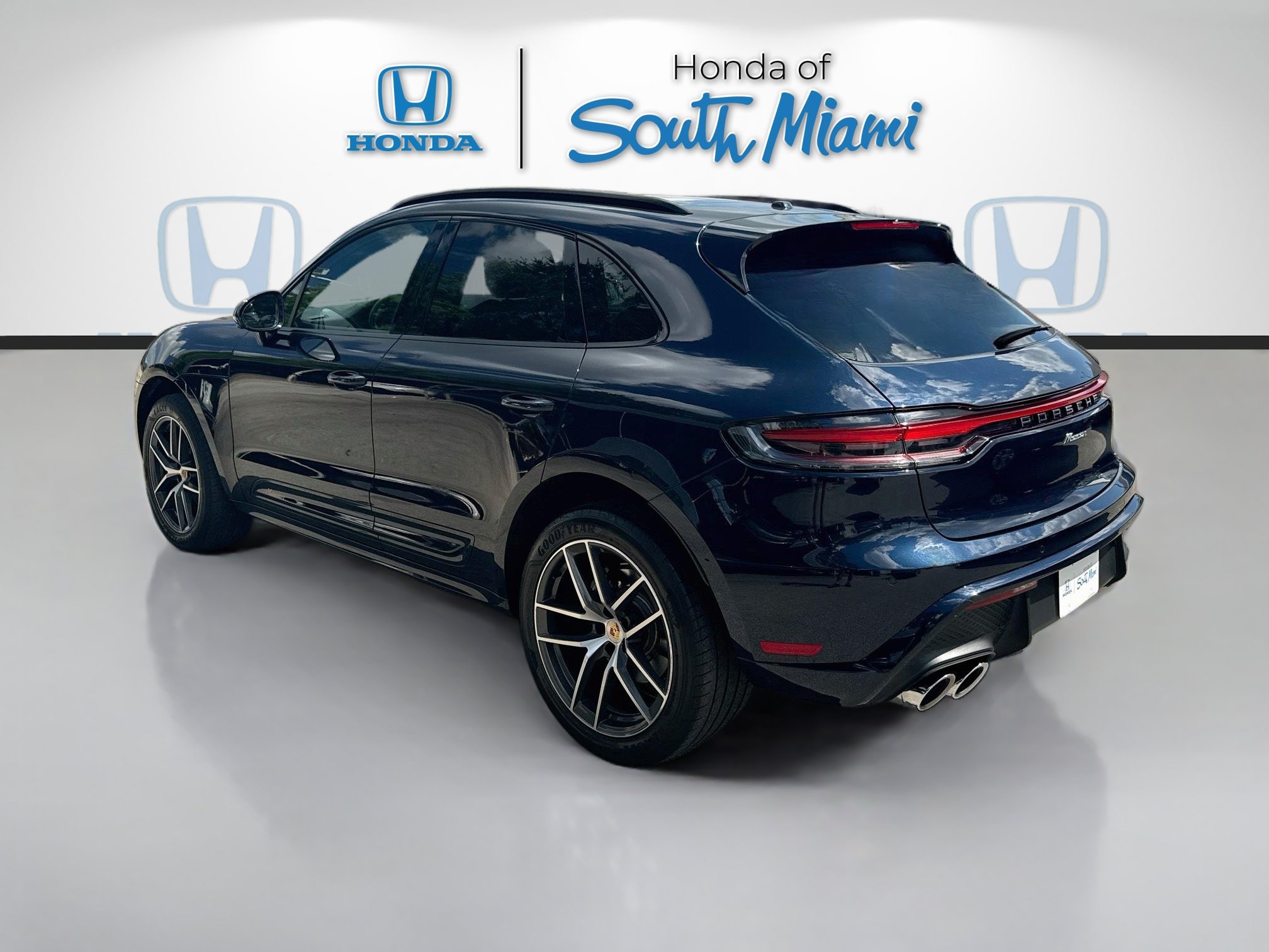 Used 2023 Porsche Macan Turbo AWD/4WD image 5