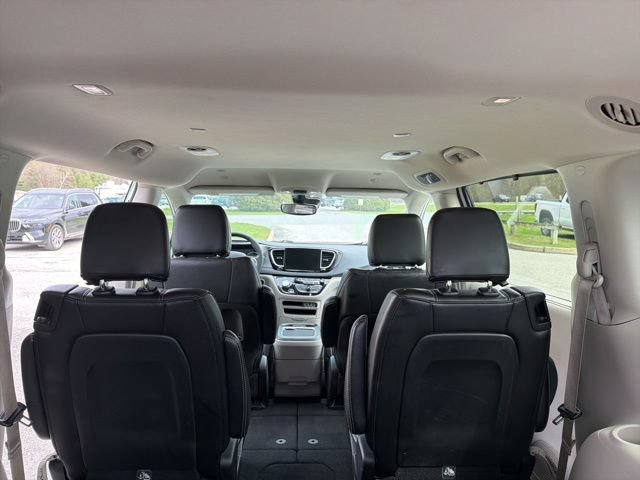 Used 2023 Chrysler Pacifica Touring-L FWD image 15