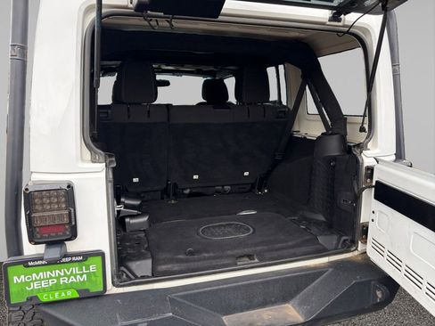 Used 2015 Jeep Wrangler Unlimited Rubicon image 16
