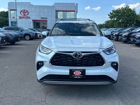 Used 2023 Toyota Highlander Platinum AWD/4WD image 2