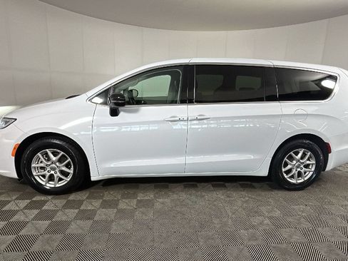 Used 2024 Chrysler Pacifica Touring-L FWD image 6