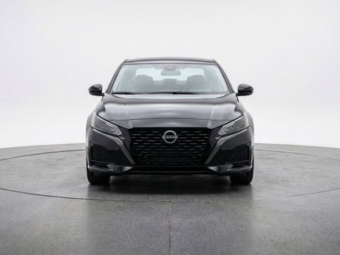 Used 2025 Nissan Altima 2.5 SV FWD image 2