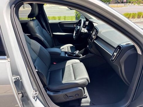 Certified 2025 Volvo XC40 B5 Plus AWD/4WD image 15