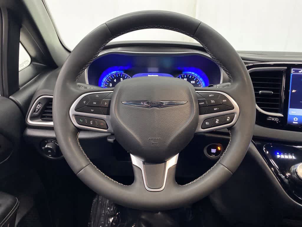 Used 2025 Chrysler Pacifica Select FWD image 18