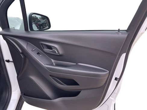 Used 2022 Chevrolet Trax LT w/ LT Convenience Package image 16