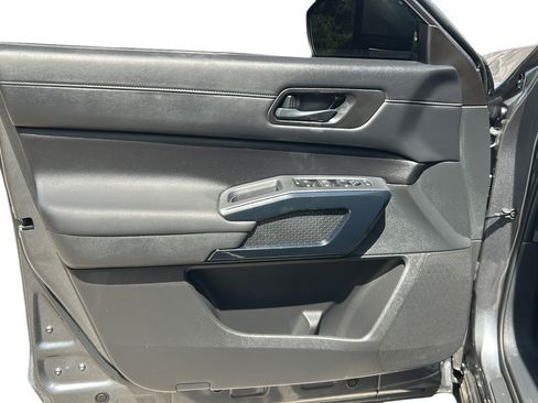 Used 2025 Nissan Pathfinder SV w/ SV Premium Package FWD image 10