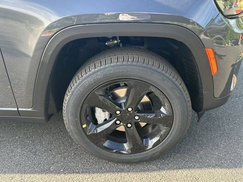 New 2025 Jeep Grand Cherokee Limited w/ Black Appearance Package image 12