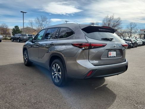 Certified 2025 Toyota Highlander XLE image 3