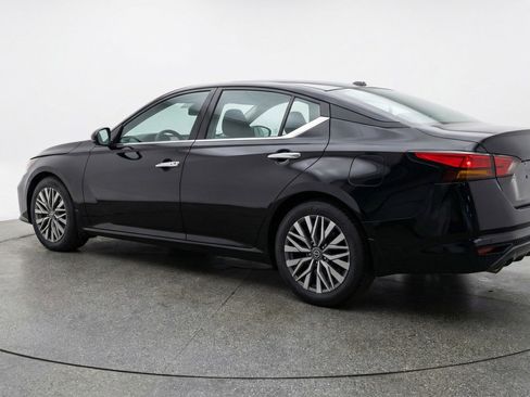 Used 2025 Nissan Altima 2.5 SV image 6