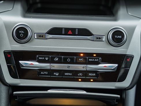 Used 2022 Ford Explorer XLT image 30