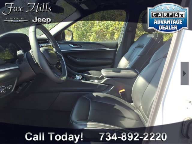 Certified 2025 Jeep Grand Cherokee L Limited w/ Black Appearance Package AWD/4WD image 16