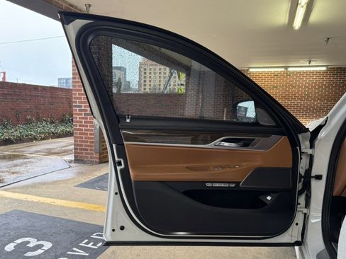 Used 2018 BMW 750i xDrive image 11