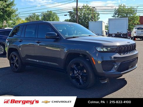 Used 2024 Jeep Grand Cherokee Altitude AWD/4WD image 3