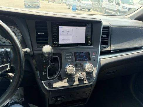 Used 2019 Toyota Sienna SE FWD image 19