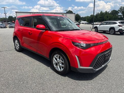 Used 2025 Kia Soul LX w/ LX Technology Package FWD image 11